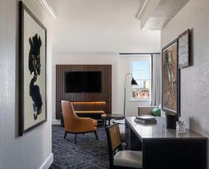Μια τηλεόραση ή/και κέντρο ψυχαγωγίας στο Mills House Charleston, Curio Collection by Hilton