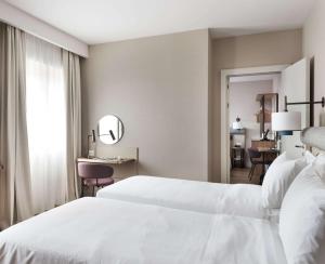 Letto o letti in una camera di Tapestry by Hilton Ambasciatori Hotel