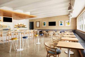 a restaurant with tables and chairs in a room at Avatar Hotel Santa Clara, Tapestry Collection by Hilton in Santa Clara