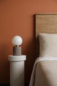 una lámpara blanca sentada en una mesa junto a una cama en Casa Terra, Inspirador y Magico Loft en Ciudad de México
