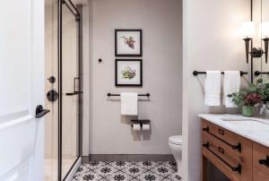 The Lodge at Healdsburg, Tapestry Collection by Hilton的一间浴室