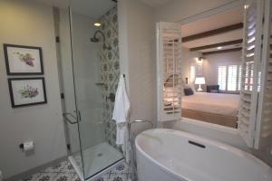 The Lodge at Healdsburg, Tapestry Collection by Hilton的一间浴室