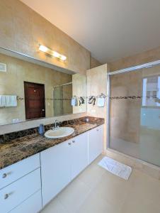 y baño con lavabo y ducha. en Yc l Habitacion av Balboa - GB2301-B en Panamá