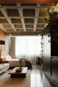 sala de estar con sofá y mesa en Casa Terra, Inspirador y Magico Loft en Ciudad de México