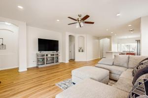 uma sala de estar com um sofá e uma ventoinha de tecto em Lincoln Layover em Avondale