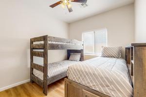 - une chambre avec des lits superposés et un ventilateur de plafond dans l'établissement Lincoln Layover, à Avondale