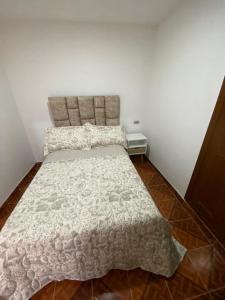 1 dormitorio con 1 cama grande y cabecero en Apartamento acogedor en la Union, Valle del Cauca en Lemos