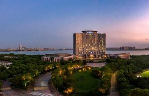 un grand bâtiment avec un parc en face dans l'établissement Kempinski Hotel Suzhou, à Suzhou