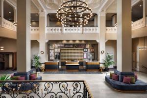 eine Lobby eines Hotels mit einem Kronleuchter in der Unterkunft Hotel Flor Tampa Downtown, Tapestry Collection By Hilton in Tampa
