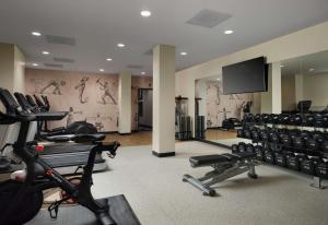 um ginásio com equipamento de exercício e uma televisão de ecrã plano em Hotel Flor Tampa Downtown, Tapestry Collection By Hilton em Tampa