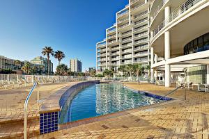 una piscina frente a un edificio en Sunchase IV #327, en South Padre Island