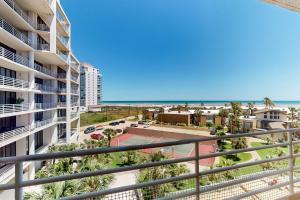 Una vista de la playa desde el balcón de un resort. en Sunchase IV #327, en South Padre Island