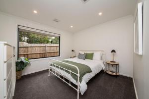 Schlafzimmer mit einem Bett und einem Fenster in der Unterkunft Tranquil Vibes in Red Hill in Red Hill South