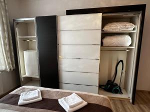 Postel nebo postele na pokoji v ubytování Apartment Karla Capka Street + 37 fotografií