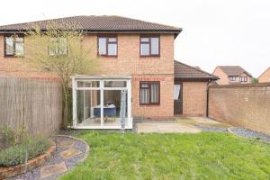 a house with a glass door in a yard at Last min discount - Spacious 3b - Essentials near in Woolstone