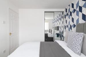 Un pat sau paturi într-o cameră la Last min discount - Spacious 3b - Essentials near