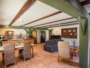 Il comprend une cuisine et un salon avec une table et des chaises. dans l'établissement Cottage Urval, à Urval
