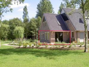 une maison avec un jardin dans la cour dans l'établissement Vrijzicht, à Zuidwolde