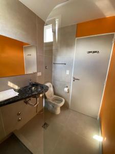 un baño con inodoro y lavabo en Turquoise Buenos Aires, en Buenos Aires