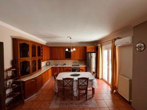eine Küche mit einem Tisch in der Mitte in der Unterkunft Cozy Apartment Katerini in Kateríni