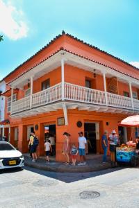 un grupo de personas parados fuera de un edificio en Casa Noa Colonial Rooms By SOHO, en Cartagena de Indias