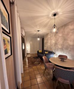 ein Wohnzimmer mit einem Tisch und einem Sofa in der Unterkunft Cozy Up Spain in Valencia