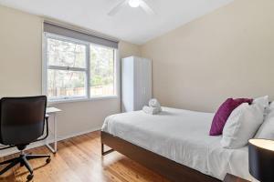 1 dormitorio con cama, escritorio y silla en Green Leaf Retreat-Central to Mountain Attractions-Family Friendly-Pets allowed-Free Parking en Wentworth Falls