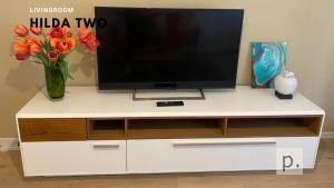 H2 with 3,5 rooms, 2BR, living room and kitchen, central and quite的电视和/或娱乐中心