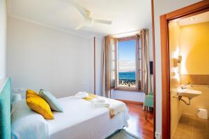 A bed or beds in a room at Apartamentos Villa Zoila Baiona
