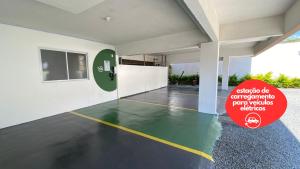 ein großes leeres Zimmer mit einem roten Schild auf dem Boden in der Unterkunft Reserva Praia Hotel in Balneário Camboriú