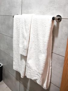 uma toalha branca pendurada num toalheiro na casa de banho em P&SApartments em Santa Maria