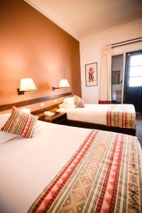 pokój hotelowy z 2 łóżkami i oknem w obiekcie Hotel Raymi w Cuzco