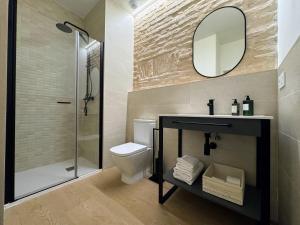 Et badeværelse på Redes Royale Apartments by Misterhost
