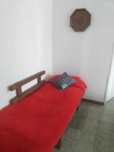 Tempat tidur dalam kamar di Cómodo Departamento Hogareño