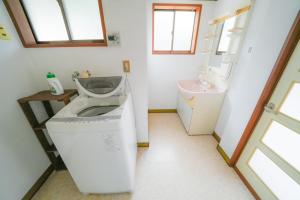 Bilik mandi di 貸切民泊勝山ベース325 福井県立恐竜博物館まで車で5分