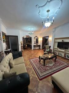salon z kanapą i stołem w obiekcie Rus Apartment w mieście Berat