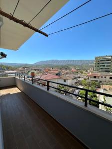 balkon z widokiem na miasto w obiekcie Rus Apartment w mieście Berat
