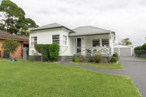 サセックス・インレットにあるSussex Beach Houseの芝生の白い家