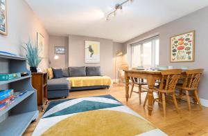 - un salon avec un canapé et une table dans l'établissement Garden apartment by the sea, à Brighton et Hove