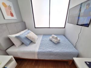 リマにあるHabitación baño Compartido La Paz 2の小さなベッドルーム(枕2つ付きのベッド1台付)