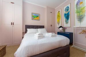 A bed or beds in a room at Contemporary & Colourful Flat + Garden