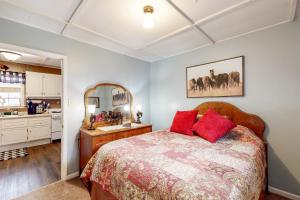 Säng eller sängar i ett rum på Horse Haven Cabin