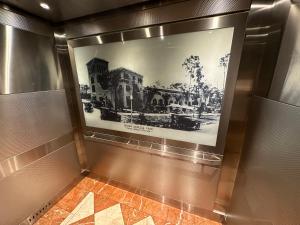 un quadro incorniciato di un edificio su un muro di Hotel Chateaubleau a Miami