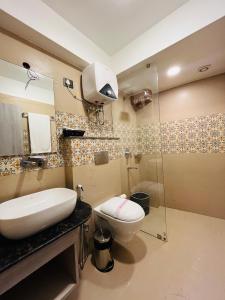 a bathroom with a toilet and a sink and a shower at Luxury stay at Hotel Broadway Boutique Mall Road Chowrasta Near Mahakal Temple in Darjeeling