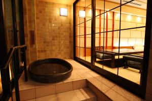 a bathroom with a large tub in a room at Resort Hills Toyohama Soranokaze in Toba