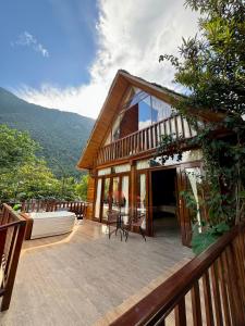 a house with a deck with a view of the mountains at Green Paradise Bungalows in Las Palmas