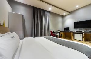 Postel nebo postele na pokoji v ubytování Gallery Hotel