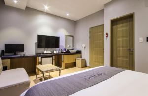 TV a/nebo společenská místnost v ubytování Gallery Hotel