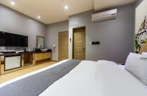 Postel nebo postele na pokoji v ubytování Gallery Hotel