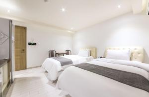 Postel nebo postele na pokoji v ubytování Gallery Hotel